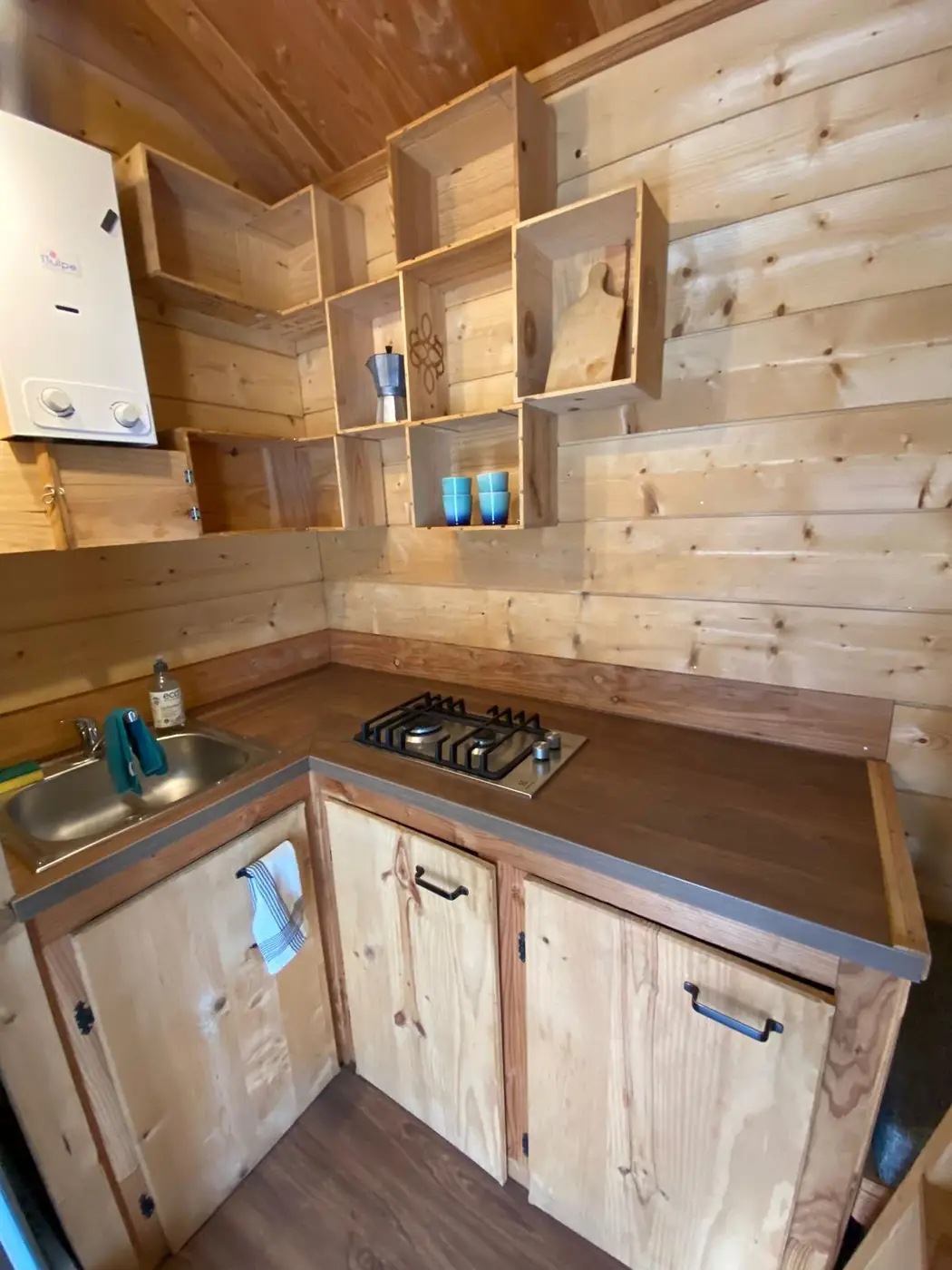 Coin cuisine en bois avec évier et plaques gaz