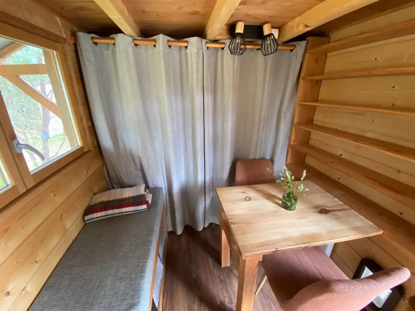 Coin salon de la Tiny House : banquette, table et deux chaises