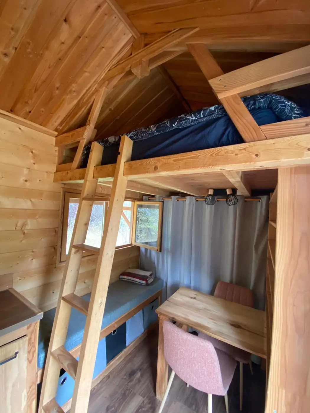 Échelle en bois vers le lit en mezzanine