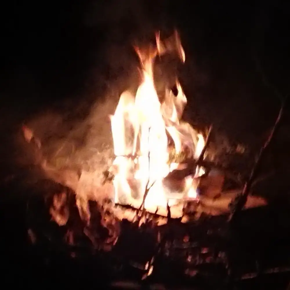 Feu de camp à la nuit tombée près de la yourte, Ferme des Wapatas