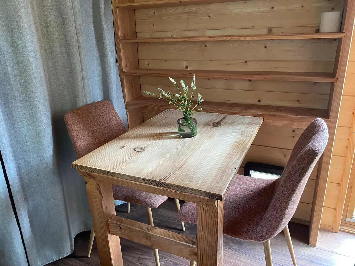 Lit double en mezzanine sous la charpente de la Tiny House