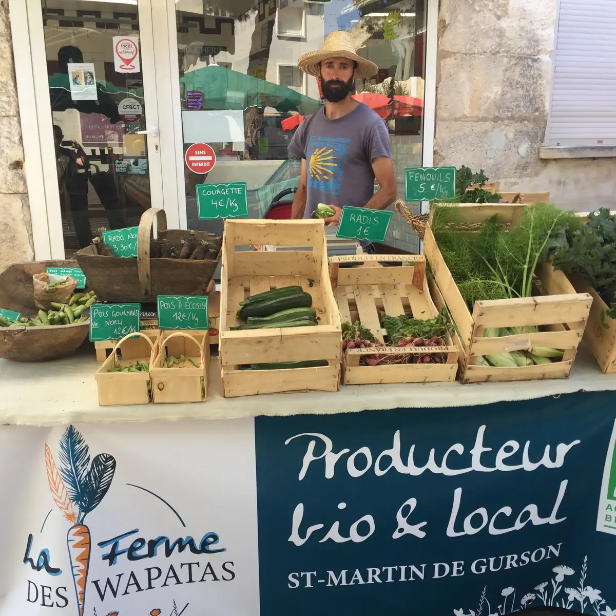 Stand de légumes et de bocaux de la Ferme des Wapatas au marché, producteur local en Dordogne