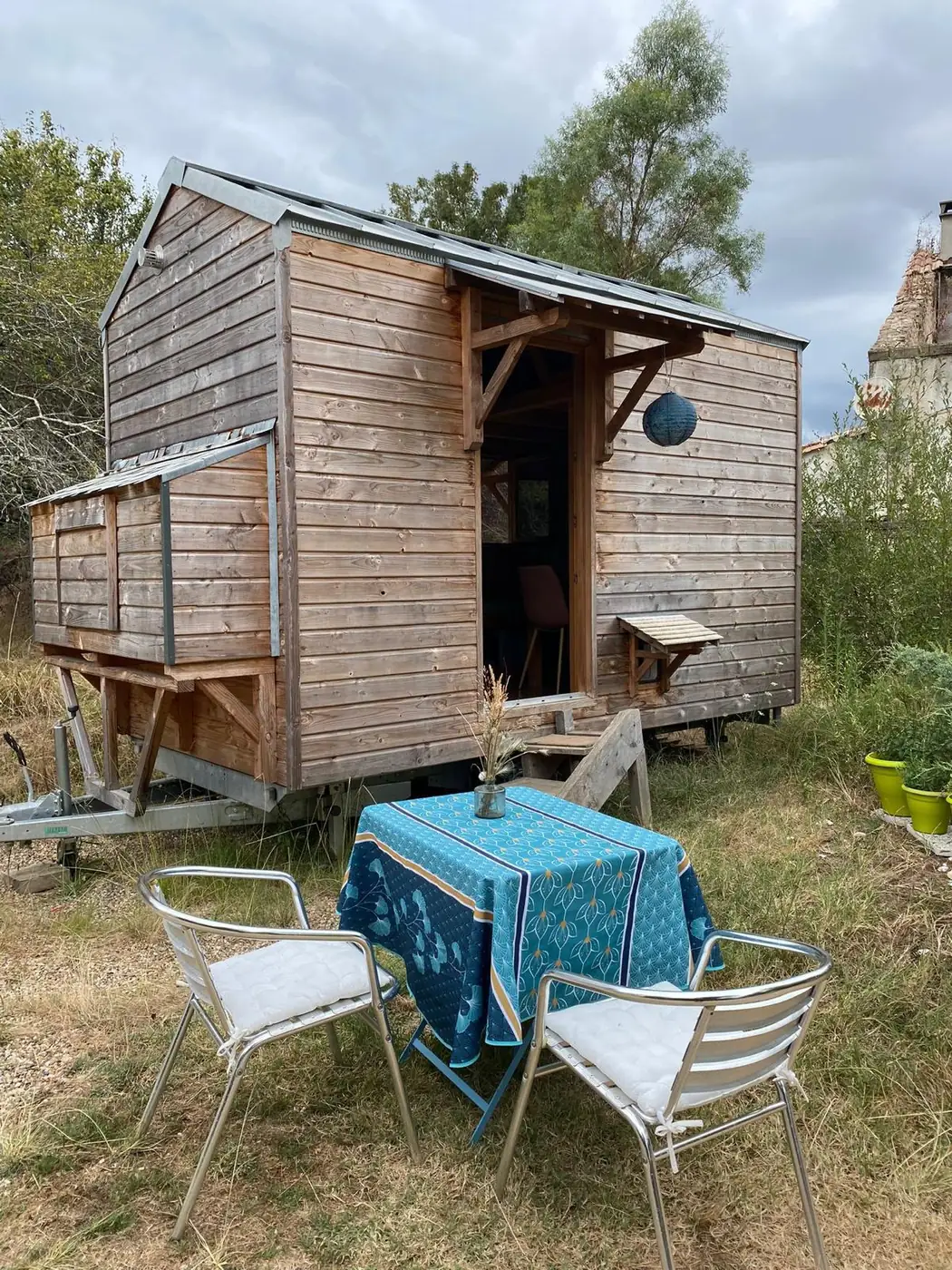 Table de repas en plein air devant la Tiny House, Dordogne