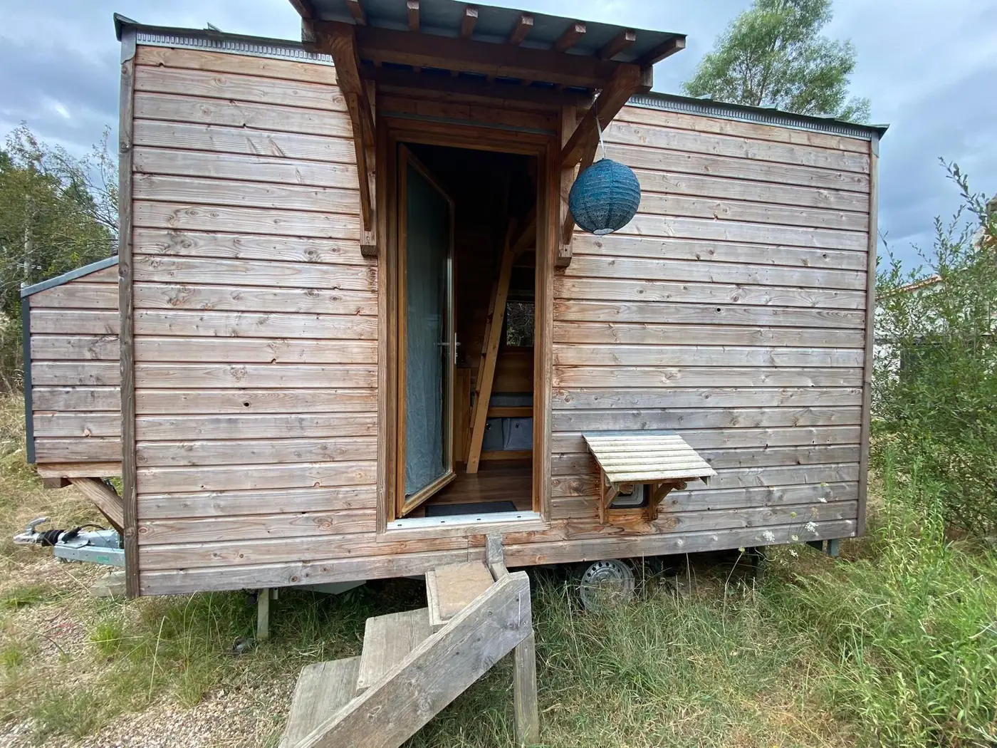 Façade en bois et porte d'entrée de la Tiny House