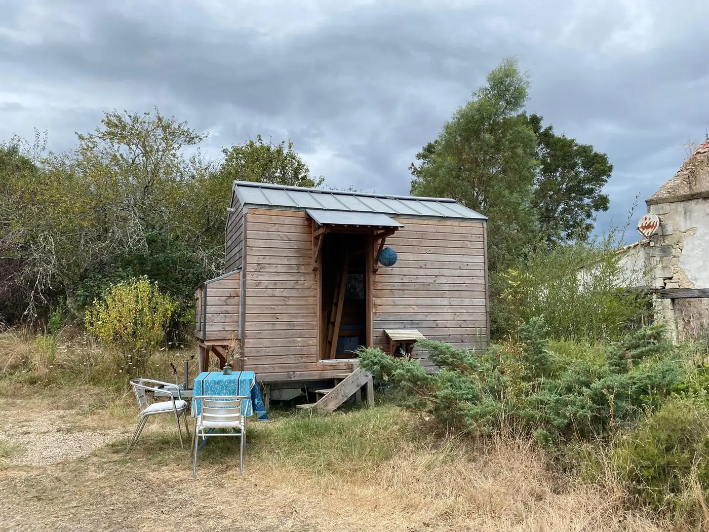 Tiny House en bois à louer en Dordogne, à l’entrée de la Ferme des Wapatas