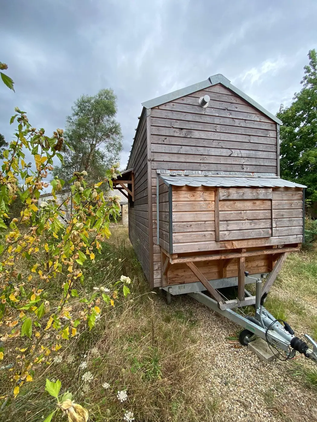 La Tiny House sur roues dans la végétation
