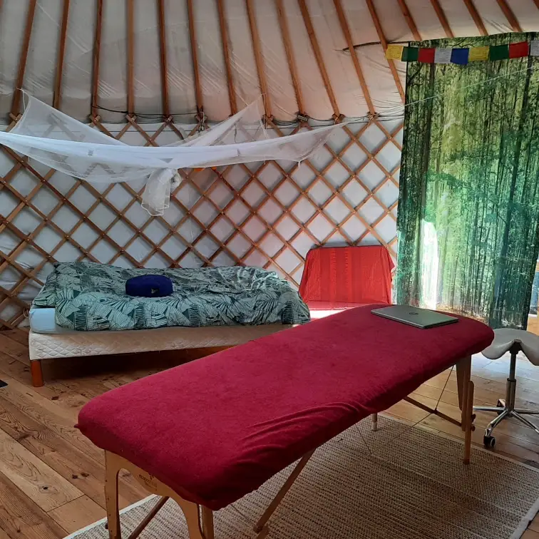 La yourte aménagée en espace de soins et d’ateliers bien-être en Dordogne