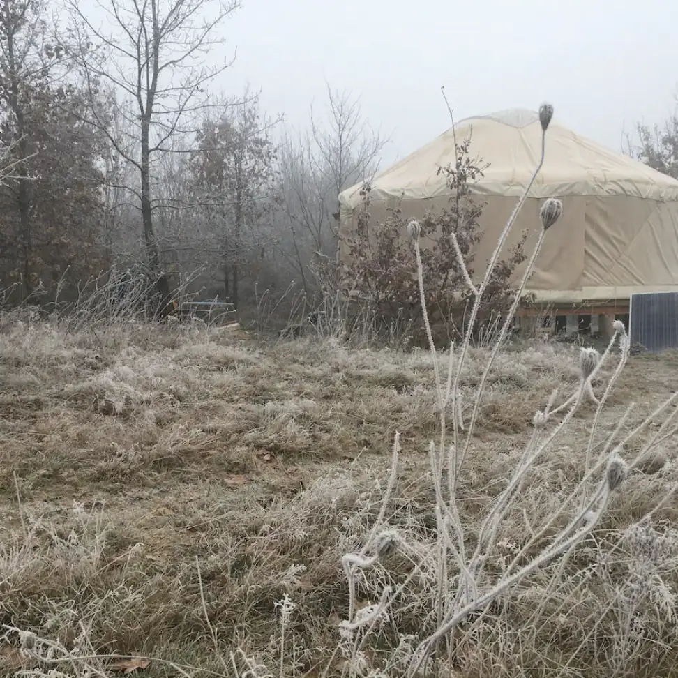 La yourte un matin de givre, séjour insolite en hiver en Dordogne